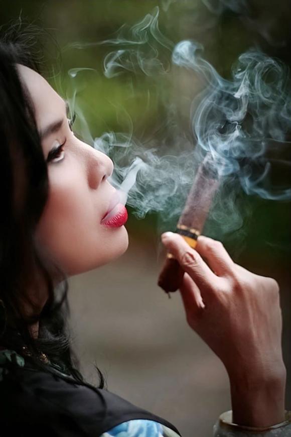 Bộ sưu tập ảnh con gái hút thuốc: Nét gợi cảm và gây tranh cãi đầy táo bạo