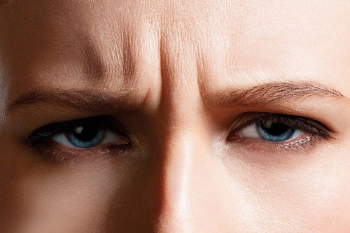 Giật lông mày trái điềm gì? Luận giải chi tiết theo từng giờ