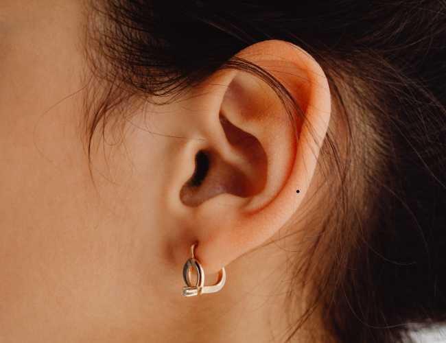 Vị Trí Nốt Ruồi Ở Tai Nam Nữ Nói Lên Điều Gì?