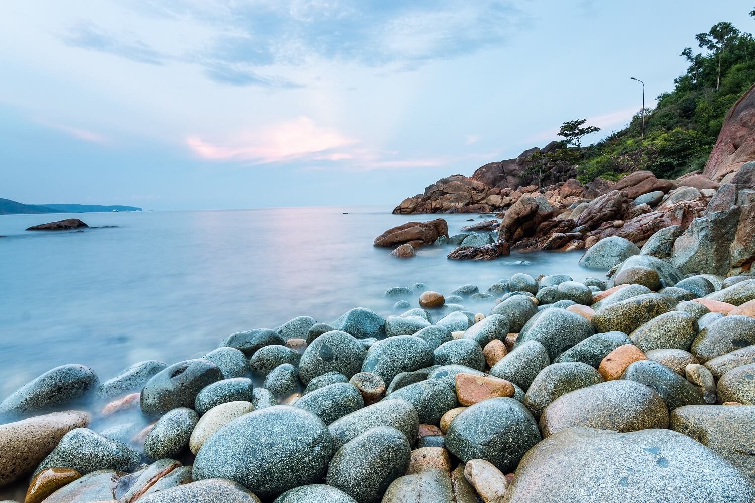 Bãi tắm Hoàng Hậu bãi đá trứng chim tuyệt đẹp ở Quy Nhơn