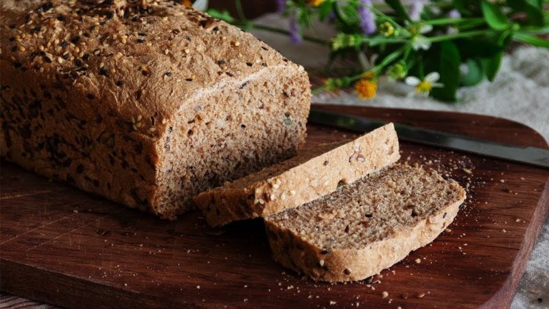 Bánh mì nguyên cám bao nhiêu calo? Ăn bánh mì nguyên cám có béo không?