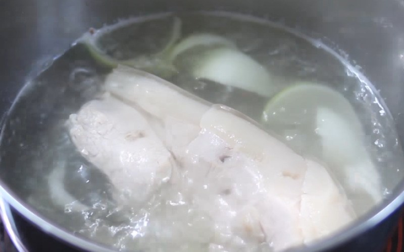 Cách luộc thịt heo ngon trắng mềm không bị hôi, khô và gợi ý các món ăn