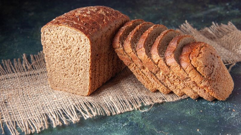 Bánh mì nguyên cám bao nhiêu calo? Ăn bánh mì nguyên cám có béo không?