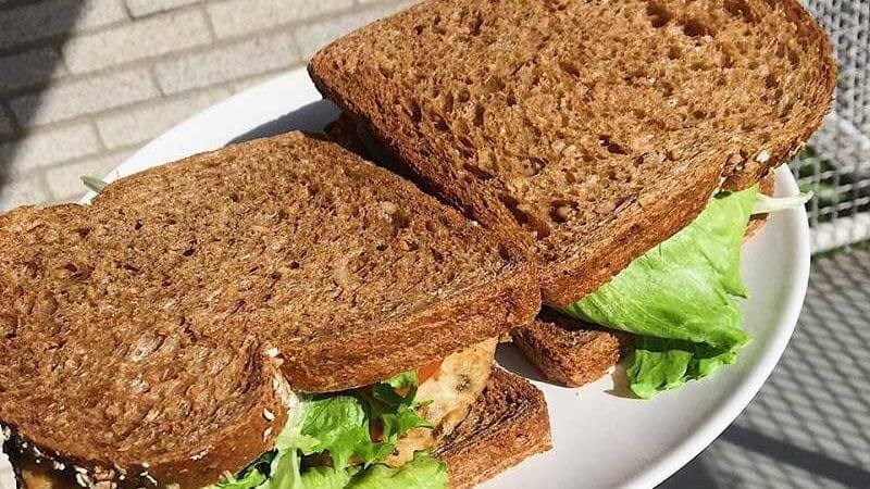Bánh mì nguyên cám bao nhiêu calo? Ăn bánh mì nguyên cám có béo không?