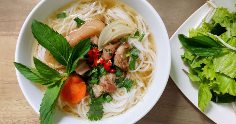 Phụ nữ sau sinh 1 tháng ăn bún được không? Khi nào ăn là tốt nhất?