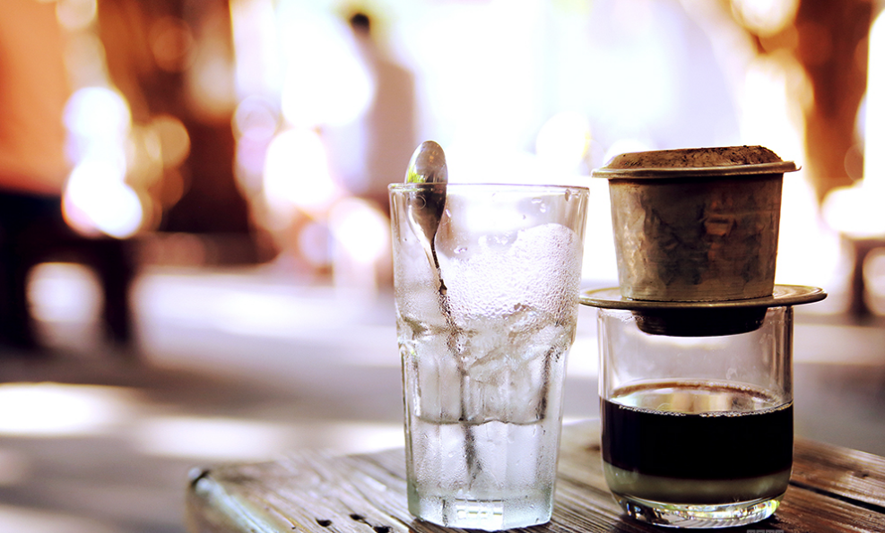Khám phá vẻ đẹp buồn melancolie qua hình ảnh cafe