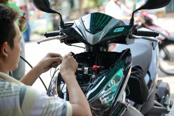 Bình ắc quy xe Airblade nằm ở đâu?