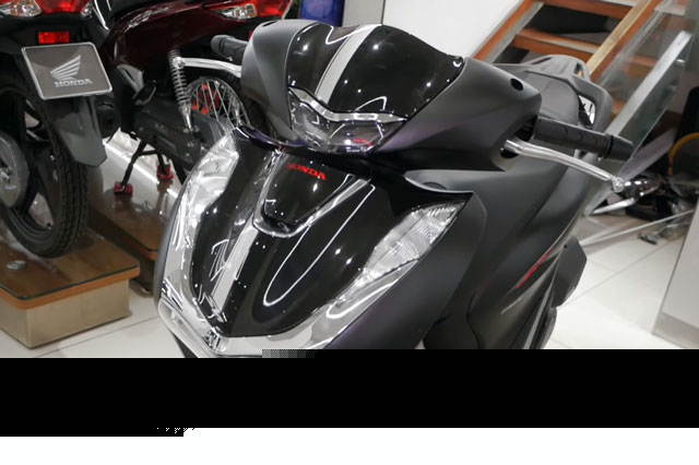 Ảnh thực tế Honda SH 2022 màu đen nhám tại đại lý, giá 98 triệu đồng