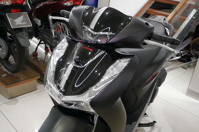 Ảnh thực tế Honda SH 2022 màu đen nhám tại đại lý, giá 98 triệu đồng