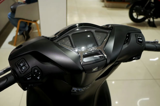 Ảnh thực tế Honda SH 2022 màu đen nhám tại đại lý, giá 98 triệu đồng